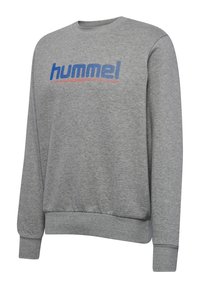 Grå sweatshirt med rund hals, långa ärmar och ribbade muddar. "hummel"-logotyp i blått och rött över bröstet.