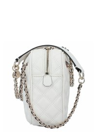Borsa a spalla in pelle bianca trapuntata con chiusura a zip, tracolla in catena argentata e dettagli neri. Presenta una base piatta e una forma strutturata.