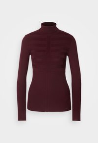 Pull à col roulé bordeaux avec un design ajusté. Texture côtelée et motifs rayés verticaux à l'avant. Manches longues, sans matériel visible.