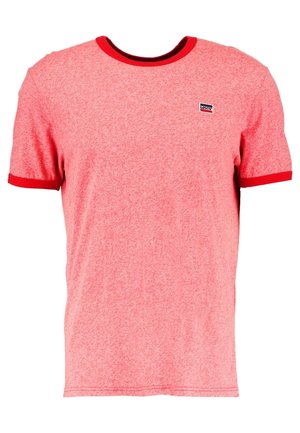 T-shirt rose chiné à manches courtes, col rond avec bordure rouge au niveau du col et des manches, avec un petit logo Levi's sur la poitrine.