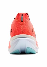 Roestrode sportieve schoen met een textuur bovenkant, zwarte accenten en een gewatteerde witte zool met een turquoise sectie bij de hiel.