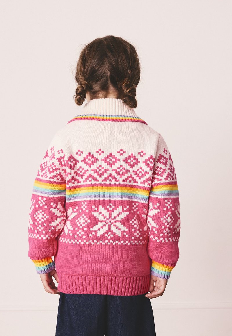 Värjätty vaaleanpunainen neulottu pusero, jossa valkoinen geometrinen kuvio ja sateenkaaren väriset raidat kauluksessa ja hihojen resoreissa. Resorireunus helmassa ja hihoissa istuvuuden takaamiseksi.