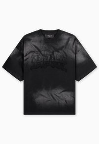 Černé tričko s krátkými rukávy, zdobené vybledlým grafickým nápisem, kulatým výstřihem a volným střihem. Materiál má mírně texturovaný vzhled.