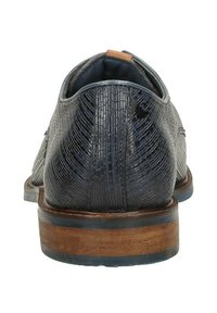 Heren leren schoenen in donkerblauw met een gestructureerde afwerking, ronde achterkant en een contrasterende houten zool. Heeft een klein leren accent bovenop.