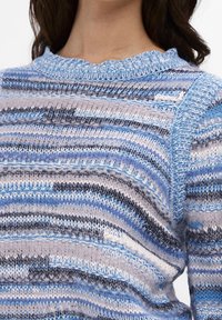 Sweter dziany z poziomymi paskami w odcieniach niebieskiego, szarości i czerni; z fakturą i prążkowanym, okrągłym dekoltem.