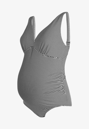 Costume da bagno premaman a righe orizzontali bianco e nero con spalline larghe e lati arricciati per elasticità e comfort.