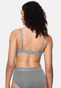 Bra grigio con spalline regolabili e chiusura a gancio, abbinato a mutandine grigie a vita alta con bordo in pizzo.
