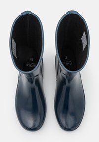 Marineblauwe rubberen regenlaarzen met een gladde textuur en een ronde neus. De binnenkant heeft een zachte zwarte voering, met een zichtbare label met maat 38.