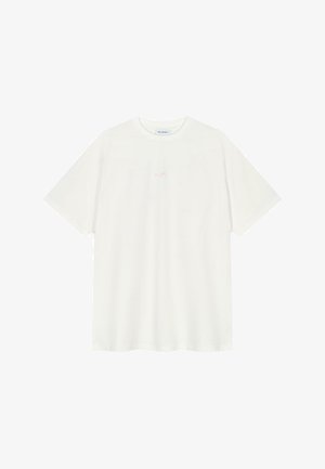 Biela bavlnená tričko s krátkymi rukávmi a okrúhlym výstrihom. Na prednej strane má text "OH APRIL" v jemnej ružovej farbe. Hladká textúra.