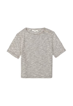 T-shirt à manches courtes rayé en crème et marron foncé, avec un col rond et des accents de boutons décoratifs sur l'épaule.