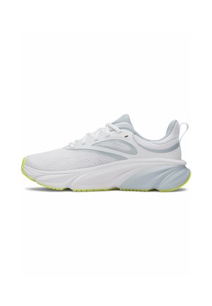 Baskets de sport blanches et gris clair avec une tige en mesh, une semelle épaisse et coussinée, et des accents vert citron sur la semelle extérieure et le bout.