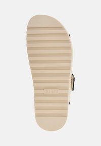 Guess Natikači - creme