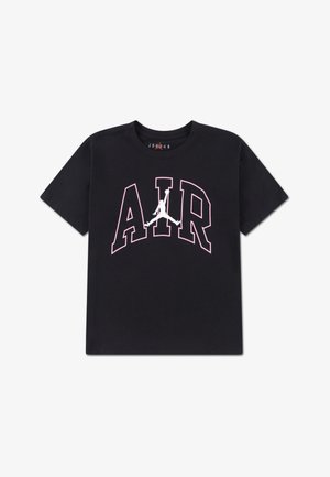 Zwart katoenen T-shirt met een grote "AIR"-grafiek in roze en een witte silhouet van een basketballer boven de tekst. Korte mouwen, ronde hals.