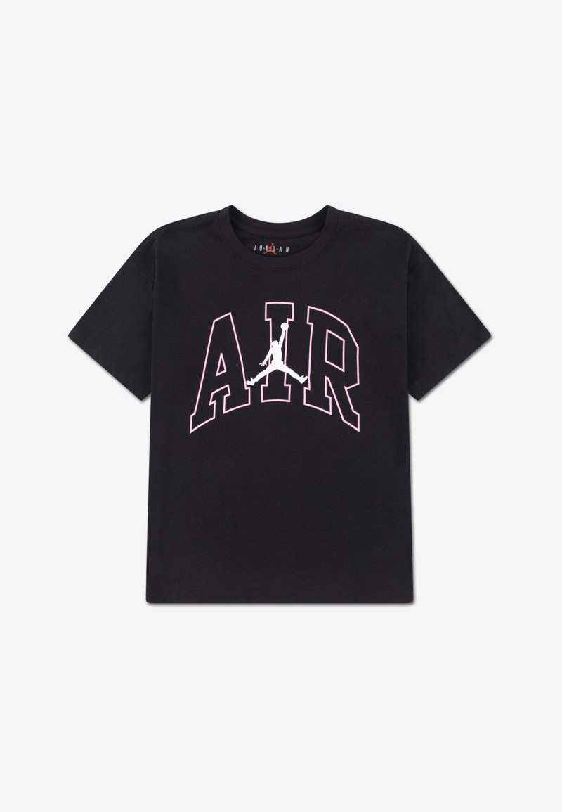 Μαύρο βαμβακερό T-shirt με μεγάλο ροζ γράφημα "AIR" και λευκή σιλουέτα παίκτη μπάσκετ πάνω από το κείμενο. Κοντά μανίκια, στρογγυλή λαιμόκοψη.