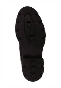 Podeszwa czarnego gumowego buta z głębokim bieżnikiem, zapewniająca przyczepność. Posiada trójkątne i prostokątne wzory, rozmiar 36 oznaczony z boku.