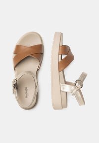 Sandali marroni e metallici con fasce incrociate, finitura in pelle liscia, suola imbottita e dettagli con fibbia tonda.