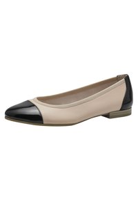Ballerina in pelle beige con punta e tacco in vernice nera. Punta arrotondata e design minimalista con tacco basso.