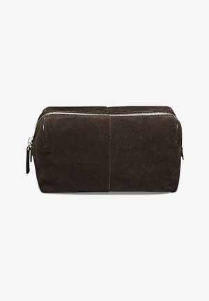Mørkebrun ruskinds-pose med en glat tekstur, rektangulær form og sølvfarvet lynlåsdetalje øverst. Har minimal syning.