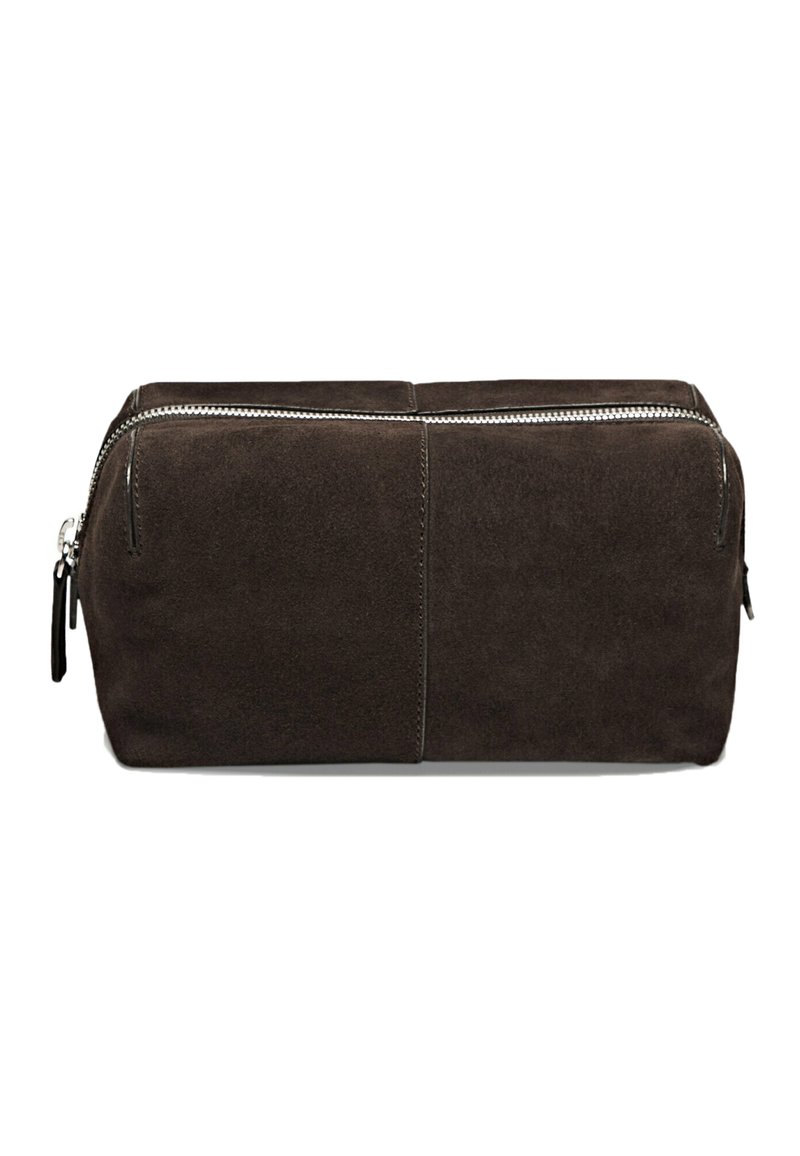 Sacca in suede marrone scuro con una texture liscia, forma rettangolare e dettagli in cerniera argentata lungo la parte superiore. Presenta cuciture minime.