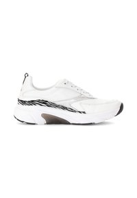 Witte sport sneakers met mesh- en leren panelen, voorzien van een zwart-witte golvende streep op de tussenzool en zwarte rubberen accenten.