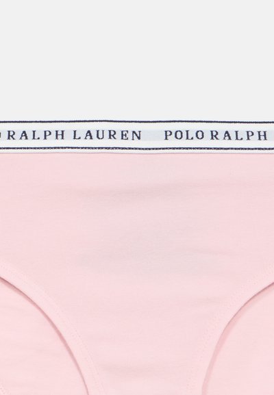 Lenjerie roz din bumbac cu o bandă elastică albă și bleumarin în talie. Banda elastică are inscripționat "POLO RALPH LAUREN" în text bleumarin.