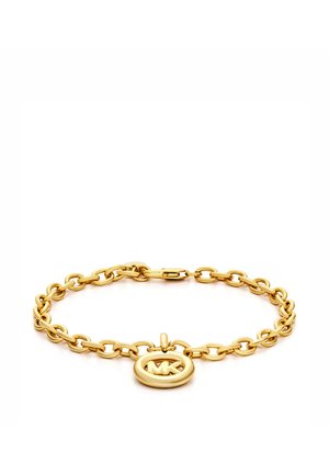 Goldenes Kettenarmband mit ovalem Anhänger mit ausgeschnittenem "MK" Logo auf weißem Hintergrund.