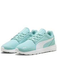 Světle modré síťované tenisky s bílými akcenty. Zaoblená špička, texturovaný svršek a standardní šněrovací systém. Logo PUMA na boku a na jazyku.