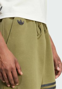 adidas Originals NEUCLASSICS - Teplákové kalhoty - focus olive
