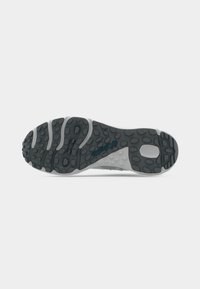 Σόλα παπουτσιού με μαύρη υφή πέλματος και γκρι λεπτομέρειες, με το λογότυπο της μάρκας Columbia σε μπλε κοντά στο κέντρο.