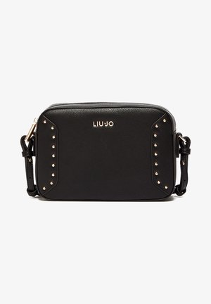 Sort rektangulært læder crossbody taske med guld nitter på siderne og guld LIU JO logo centreret på fronten.