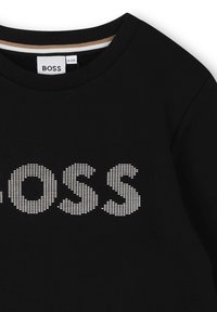 Zwarte sweatshirts met het "BOSS"-logo in een gepixeld witte ontwerp. Ribbelboord ronde hals met een contrasterende binnenafwerking. Zachte stoftextuur.