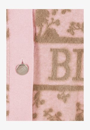 Roze gebreide stof cardigan met donzige bruine bloemenpatronen en een zilveren merkknop. De textuur is zacht met opvallende accenten.