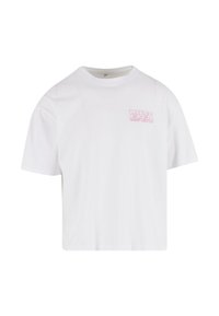 Camiseta de algodón blanca con mangas cortas, cuello redondo y un texto gráfico en color rosa impreso en el lado izquierdo que dice "LO QUE QUIERAS".