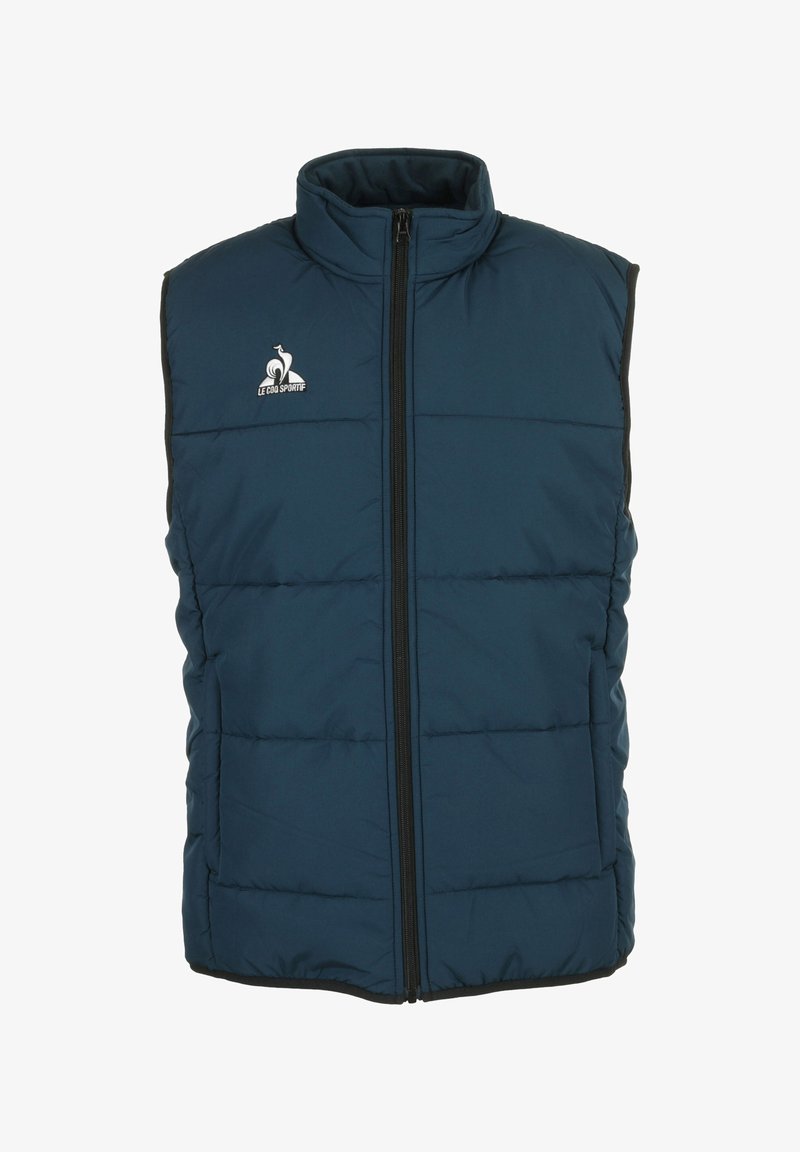 Dikke mouwloze vest in donkerblauw, met een hoge kraag, een ritssluiting aan de voorkant en een wit logo op de linkerborst. Gelaagd quiltontwerp.