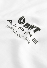 Bela bomba tkanina s crnim otisnutim logotipom s natpisom "BWT ALPINE FORMULA ONE™ TEAM." Glatka tekstura, jasni natpisi.