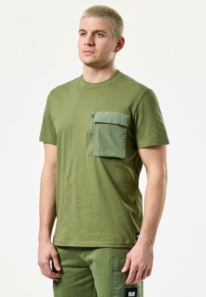 TAKAJI PARACHUTE POCKET  - T-shirts - sapling