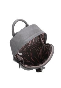 Zaino in pelle grigia con manico rotondo, chiusura con zip e un interno scuro a motivo con disegni di foglie rosa.