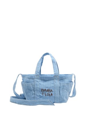 Bolso tote de tela acolchada azul claro con dos asas y una correa larga, con "BIMBA Y LOLA" bordado en marrón en la parte delantera.