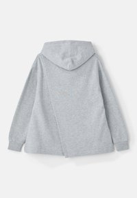 Lys grå hettegenser med lange ermer, med en myk tekstur, diagonale sømdetaljer og en avslappet, oversized passform.