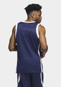Marineblaue ärmellose Basketballtrikot mit weißen Seiteneinsätzen, aus leichtem Material gefertigt, mit rundem Halsausschnitt und lockerer Passform.