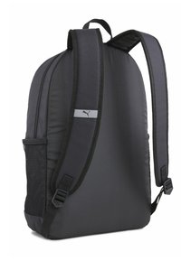 Fekete hátizsák párnázott szövettel, állítható pántokkal, hálós oldalzsebbel és egy kis logóval egy szürke csíkon. Simább textúra, áramvonalas dizájn.