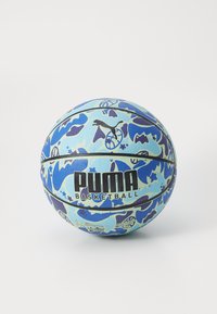 Puma basketbalschoenen met een lichtblauwe basis en donkerblauwe en paarse camouflagepatronen. Getextureerd oppervlak met zwarte branding aan de voorkant.