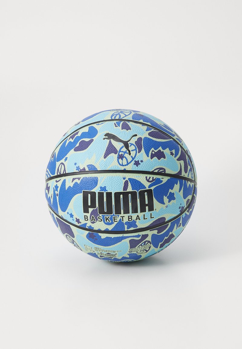 Puma basketbalschoenen met een lichtblauwe basis en donkerblauwe en paarse camouflagepatronen. Getextureerd oppervlak met zwarte branding aan de voorkant.