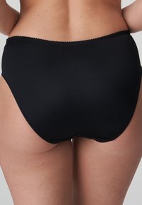 Zwarte high-waisted slips van gladde stof met een golvende rand rond de taille en beenopeningen.