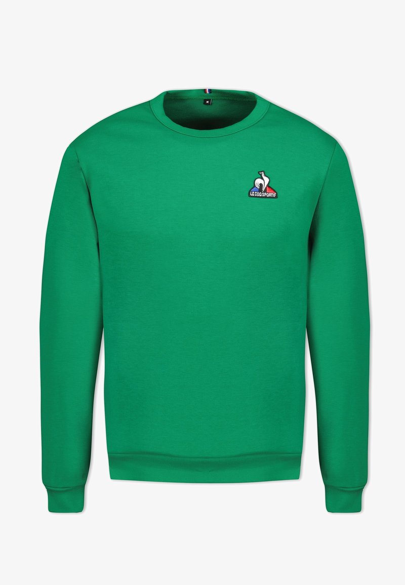 Sudadera verde de manga larga y cuello redondo con un pequeño logo de Le Coq Sportif en el lado izquierdo del pecho y etiqueta de tamaño mediano dentro del cuello.