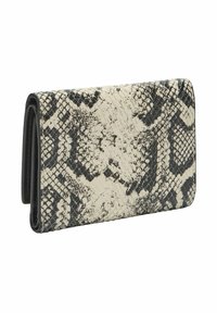 Portfel w czarno-biały wzór wężowej skóry o gładkiej fakturze, prostokątnym kształcie, składanej konstrukcji i kontrastującym czarnym obramowaniu.