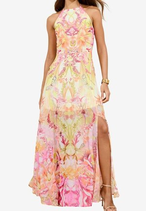Sukienka maxi z lekkiego materiału w kwiatowy wzór, utrzymanego w odcieniach różu, żółci i zieleni. Dekolt halter z bocznymi rozcięciami i zwiewnym krojem.