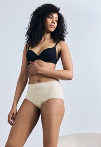 Μ αύρο σουτιέν push-up και ελαφρώς μπεζ, ψηλόμεσο σλιπ με δαντελένια περίμετρο, με μαλακό, υφασμάτινο ύφασμα και ομαλή σιλουέτα.