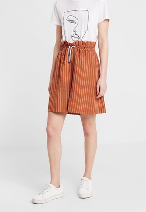 Shortsit - metallic red