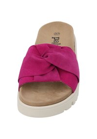 Sandalo slide in suede rosa con cinturino frontale intrecciato, soletta beige e suola spessa bianca. Texture morbida e design open-toe per il massimo comfort.
